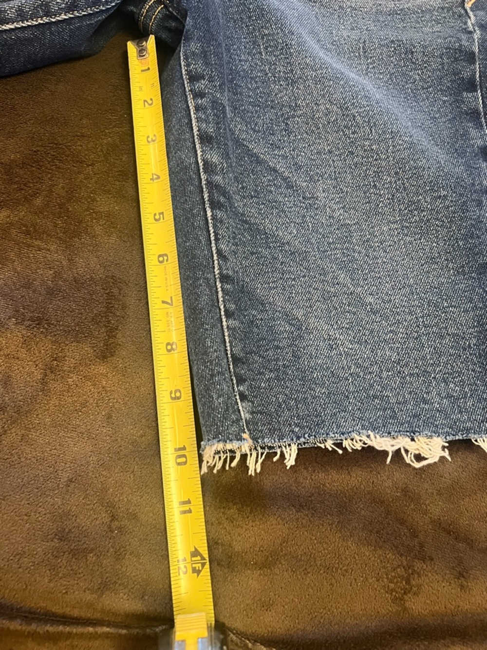 Good American The Bermuda High Rise Distressed Denim Shorts Size 4/27, New - Picture 7 of 7